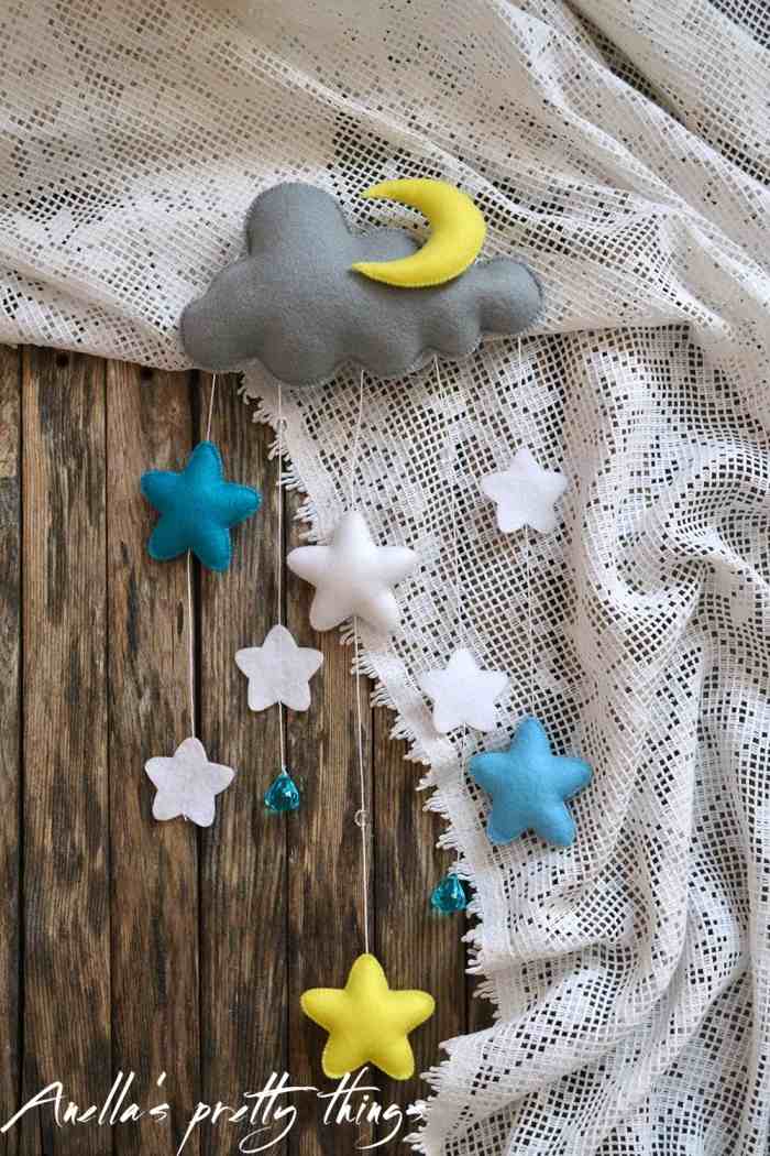Baby-leksak-mobil-att-fästa-ovanför-sängen-moln-stjärnor-halvmåne