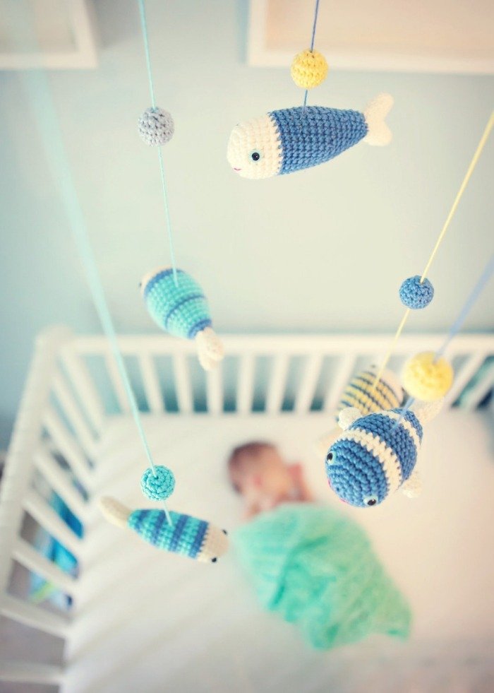 Baby-leksak-mobil-stickad-färgglad-barnkammare dekorationer