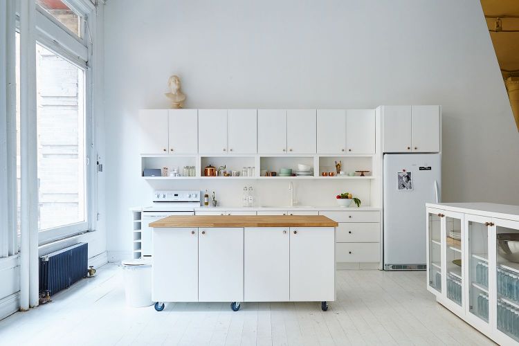 mobil kök ö matlagning köksvagn på hjul modern design skåpdörrar vitt kök stort fönster