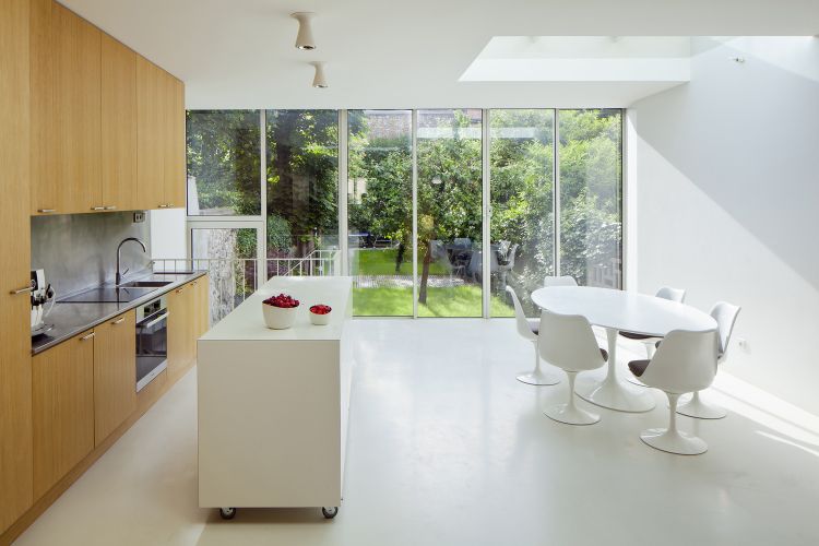 mobil köksö dubbel matlagning köksvagn på hjul modern minimalistisk design glasdörrar trädgård solljus