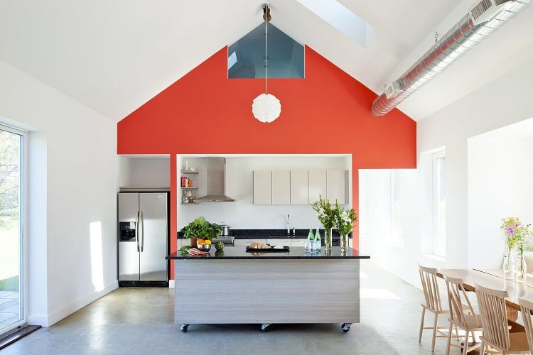mobil kök ö matlagning köksvagn på hjul modern design rött väggtak industriellt element kylskåp