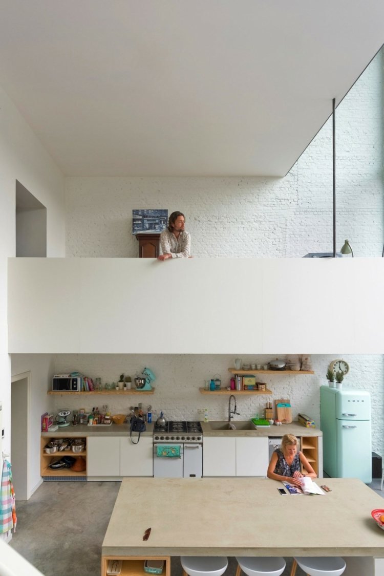 mobil-kök-ö-möblering-idé-balkong-vit-väggfärg