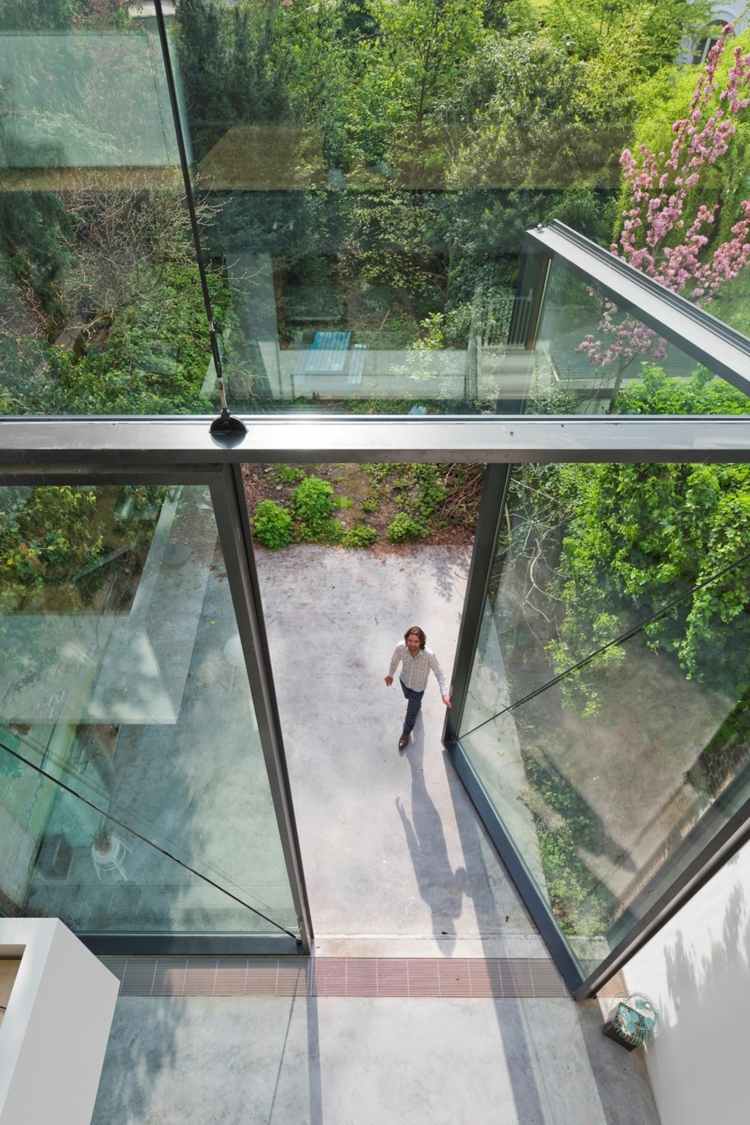 mobil-kök-ö-dörr-design-glas-trädgård-frodig