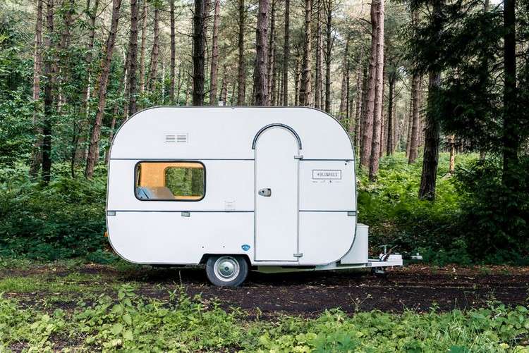 Mobilt kontor -mini-camping-trailer-utanför