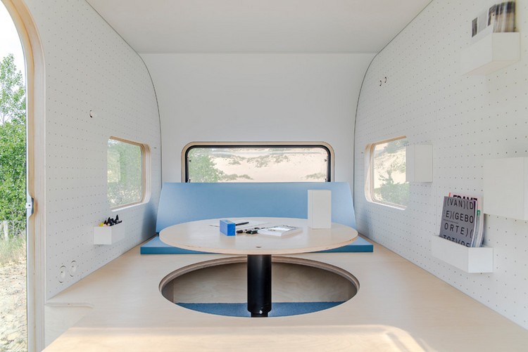 Mobilt kontor campingvagn inomhus runt bord
