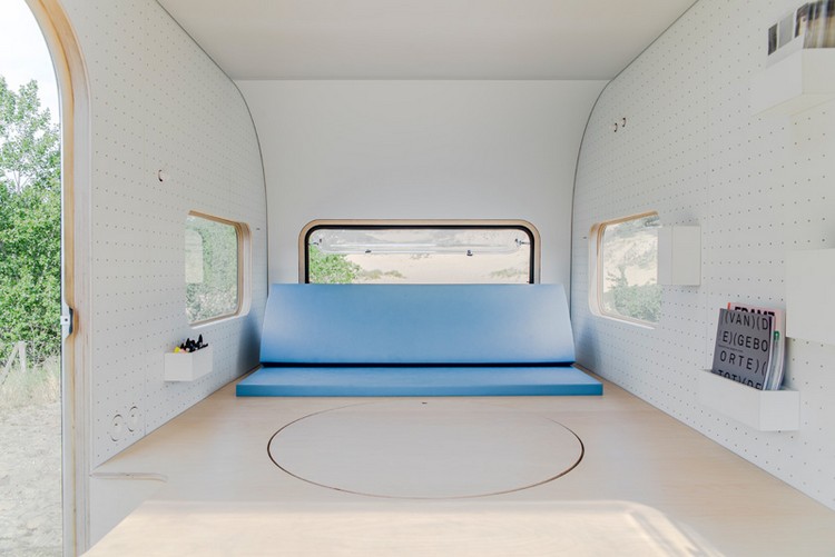 mobiler-kontor-camping-släp-vardagsrum-soffa-blå