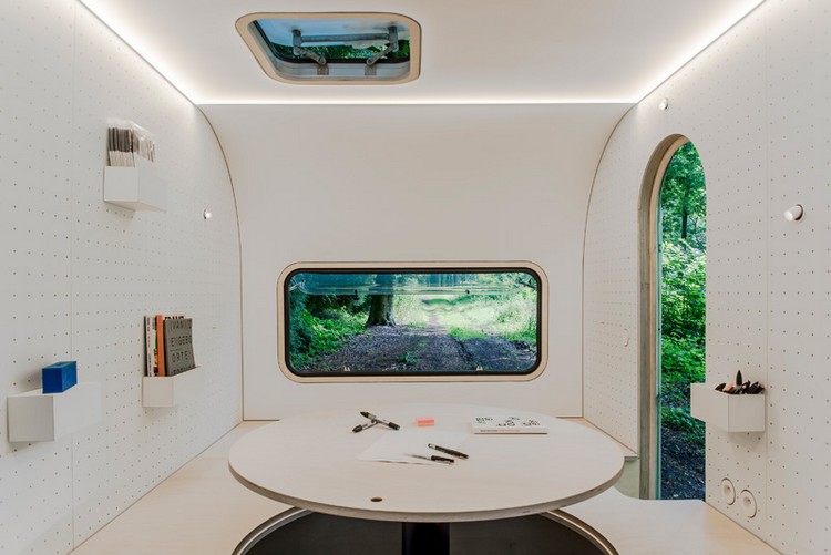mobil-kontor-camping-släp-inomhus-indirekt-belysning