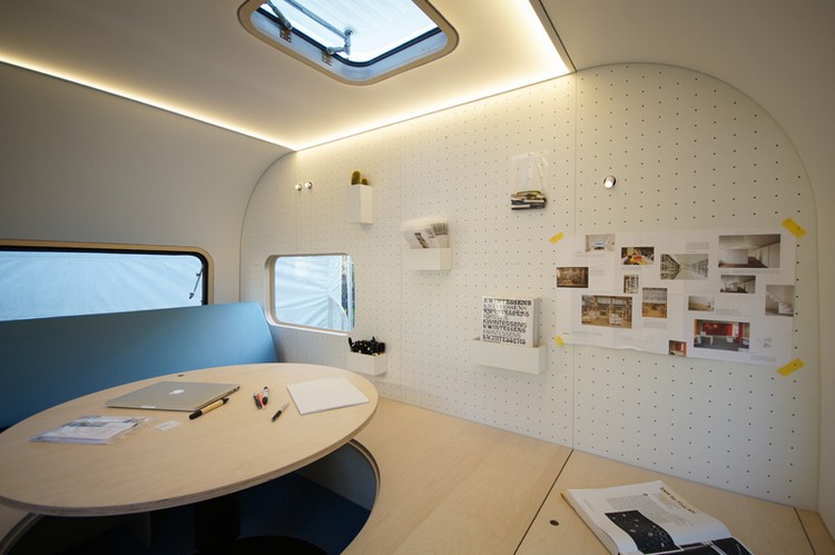 mobil-kontor-camping-släp-inredning-indirekt-led-remsor-organisationsvägg