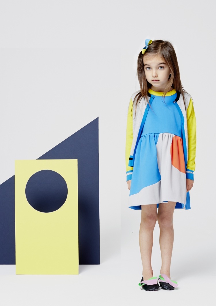 mode-liten-tjej-vår-sommar-2015-roksanda-blå-grå-klänning-jacka