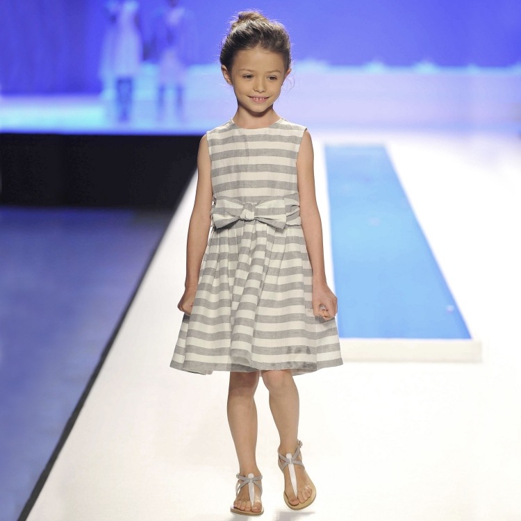 mode-liten-tjej-vår-sommar-2015-Il-Gufo-linneklänning-horisontell-randig