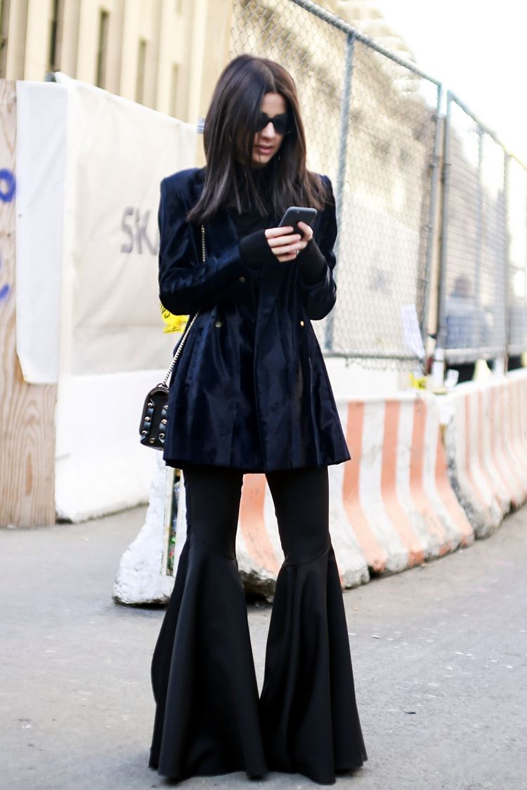 mode-trend-sammet-svart-blazer-flared-byxor-outfit