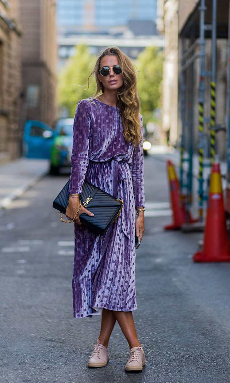 mode-trend-sammet-klänning-violett-vår-sneakers