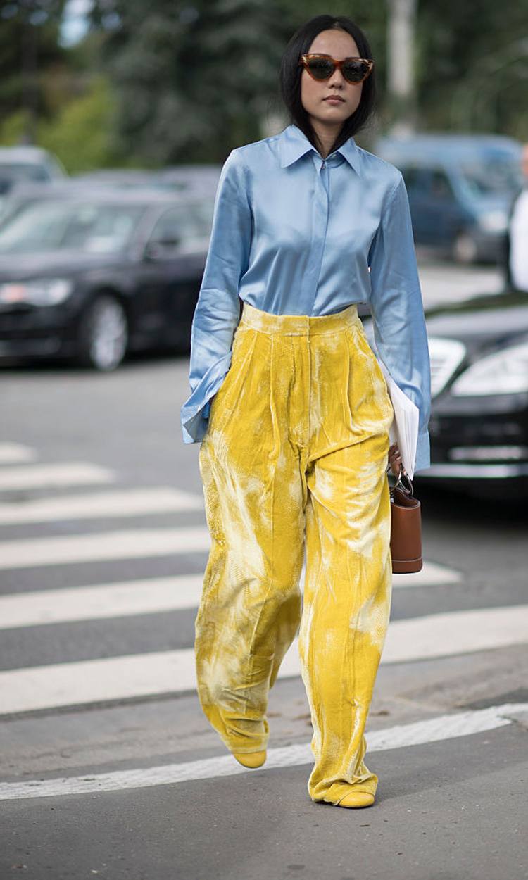 mode-trend-sammet-gul-siden-blus-blå-outfit