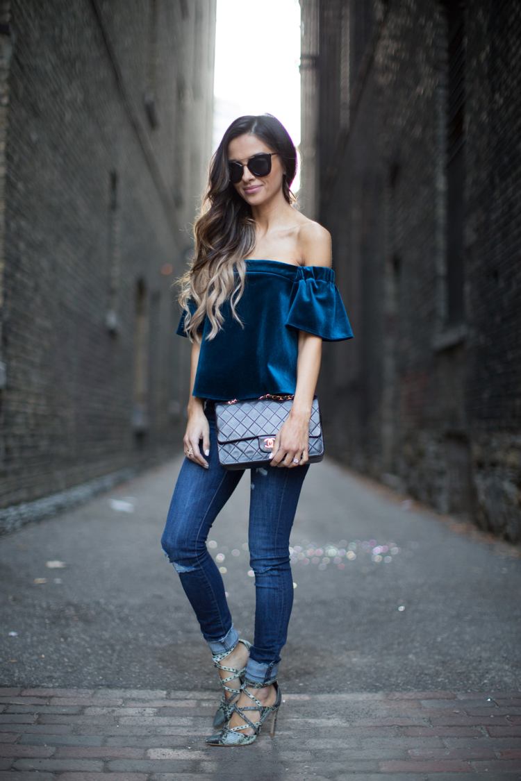 mode-trend-sammet-jeans-off-the-shoulder blus