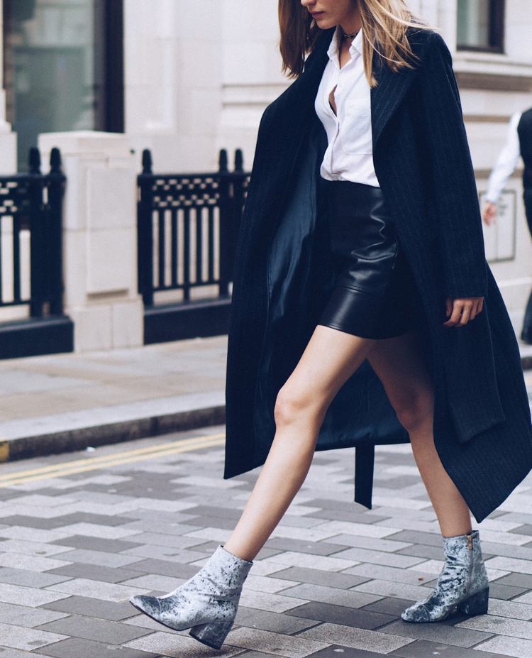 mode-trend-sammet-stövlar-grå-outfit-läder kjol
