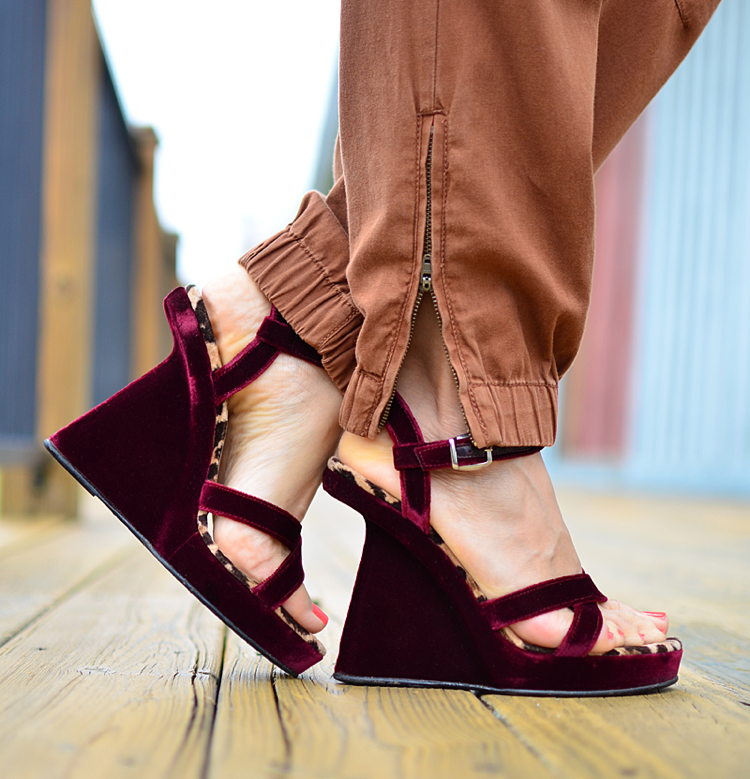 mode-trend-sammet-sandaler-outfit-röd-sula