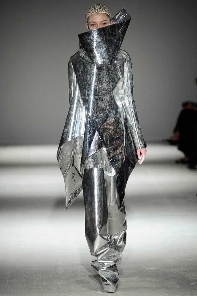 gareth-pugh-höst-vinter-2014-2015-futuristisk-kostym-silver