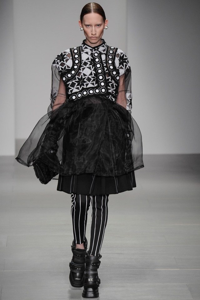 ktz-höst-vinter-2014-2015-utställd-klänning-svart-vit