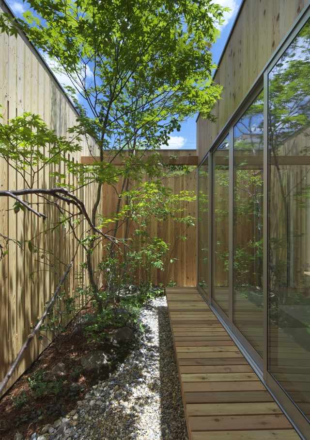 Trädgård-anlagd-L-form-tomt-Ikebana-träd-plantering-träbeläggning