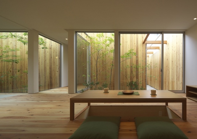 Design-hus-Japan-träbeklädnad-inomhus-trädgård-inglasning-stort område