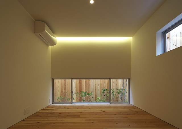 modern-minimalistisk-hus-tak-ljus-remsa-cederträ beklädnad