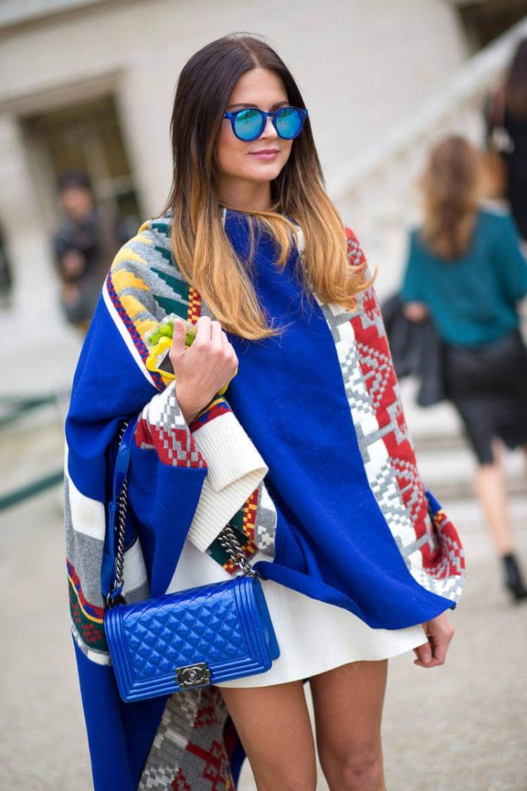 poncho-kvinnor-höst-ultramarin-blå-väska-solglasögon-vit-etnomönster-snygg