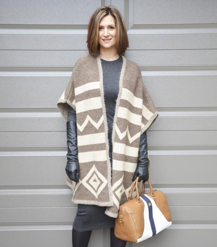 poncho-damer-höst-brun-beige-mönster-läder-handskar-svart-elegant-handväska