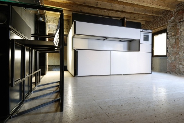block kök med inbyggda vitvaror vita fronter rustik lägenhet