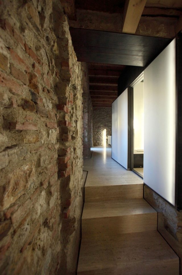 e + m design lägenhet vardagsrum väggar rustik sten tegelbeklädnad