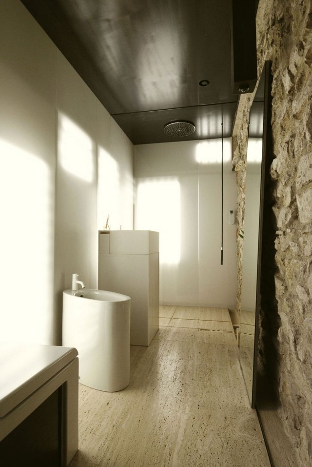 rustik möter modernt badrumsgolv stenbeklädnad grovt utseende