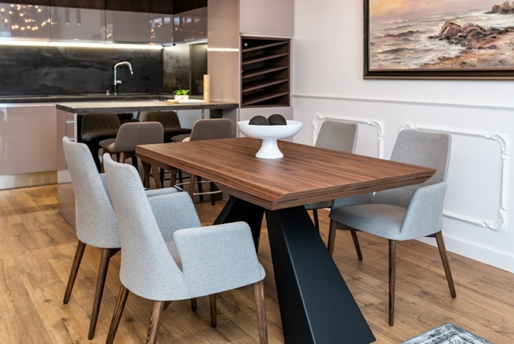 Bor naturligt i vardagsrummet med matplats - modernt matbord av naturligt trä och ben av metall