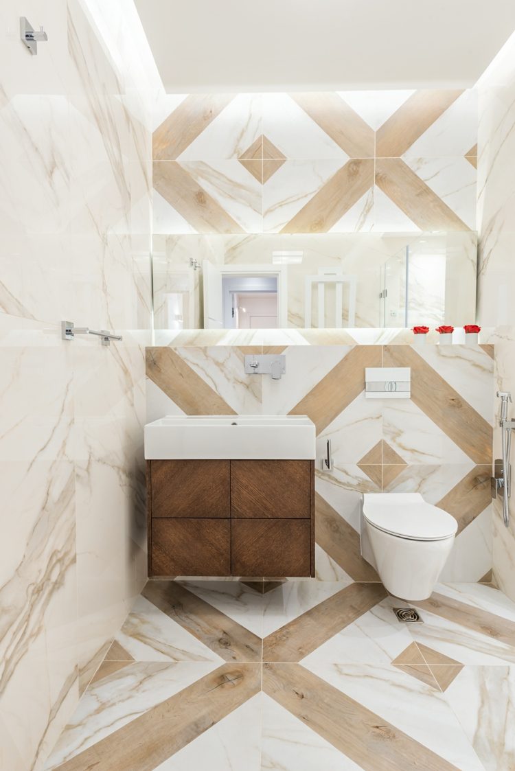 Lyxigt och naturligt vardagsrum - badrum med marmor i beige och vitt och basenhet i mörkt trä