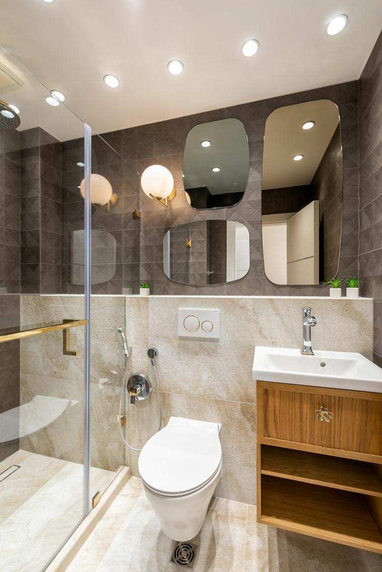 Litet badrum med våtrum, marmorplattor och speglar som väggdekorationer