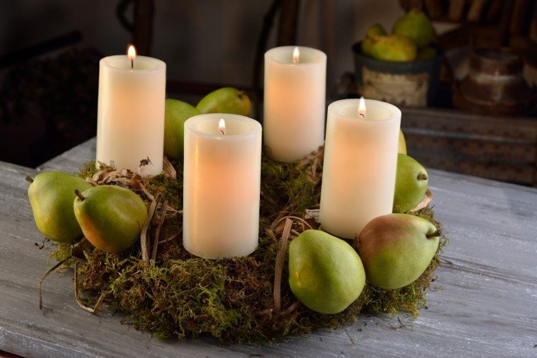 Gör-det-själv-idéer Slå in en adventskrans av halm med mossa och dekorera med päron