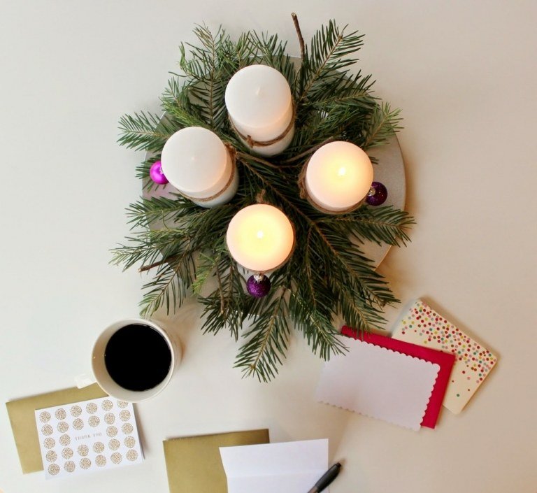 Gör puristiska, moderna adventsarrangemang och dekorera jularrangemangen med naturmaterial som tallkottar