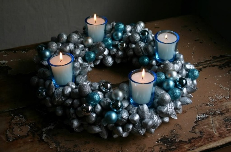 adventskrans moderna blå silvergranskulor deco -lyktor