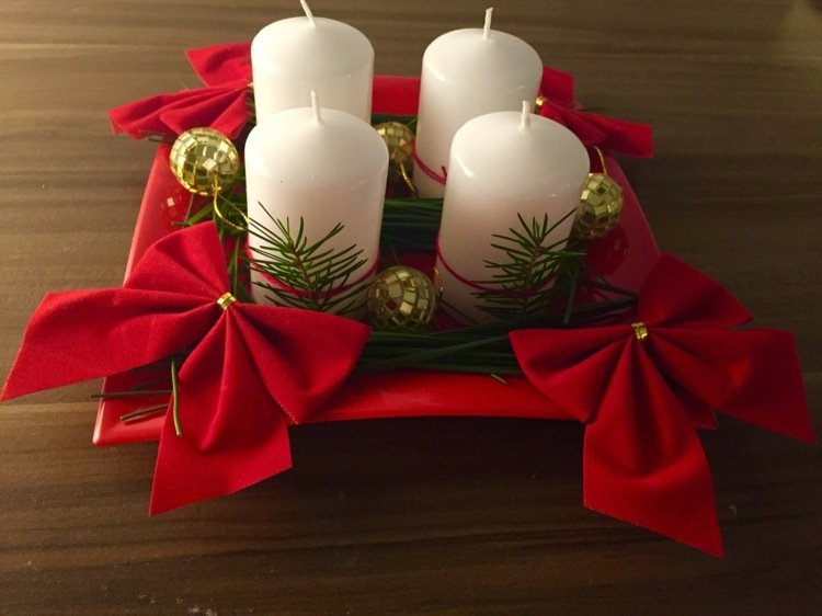 adventskrans modern tallrik röda rosetter julgranskulor guldmosaik accent
