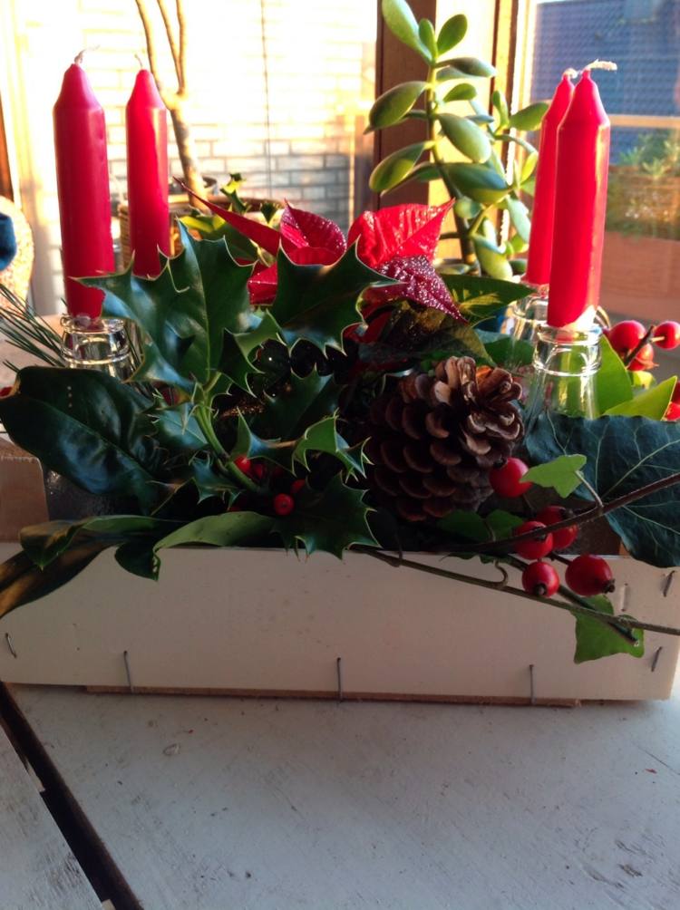adventskrans modernt DIY -arrangemang röda bordsljus mistel