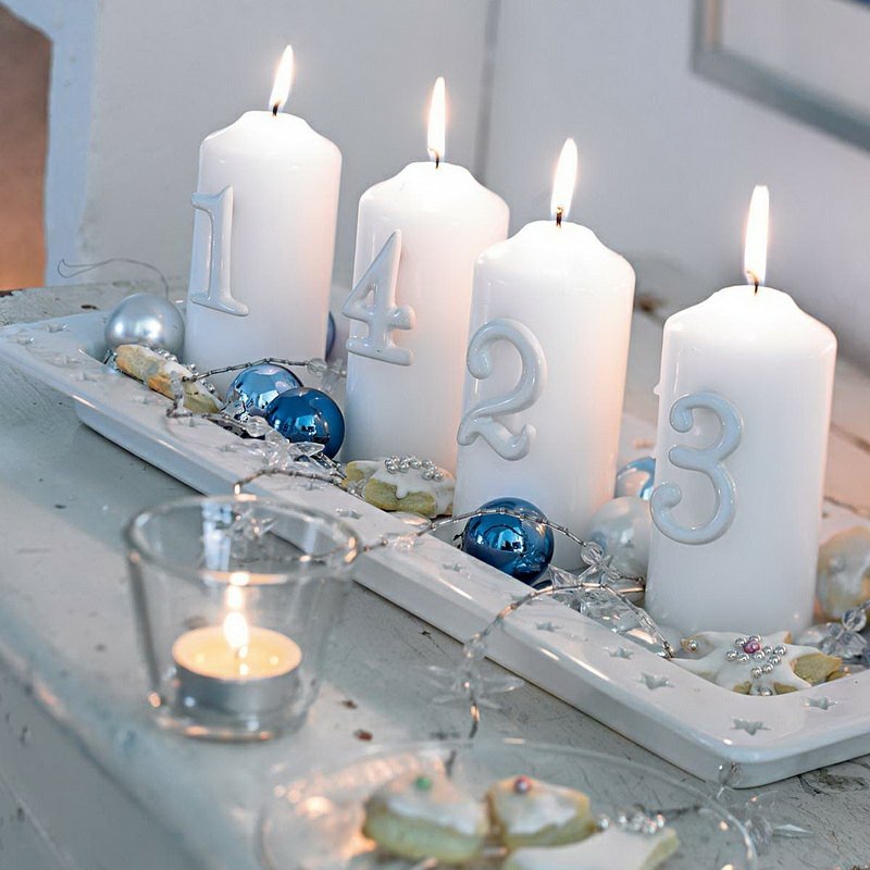 moderna adventskransar vit design silver accenter eleganta tallrikskulor