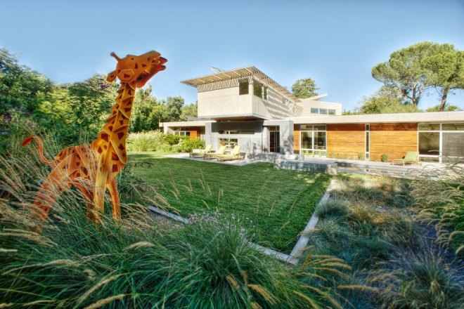 skulpturell utomhusyta giraff trädgård gräsmatta eklektisk
