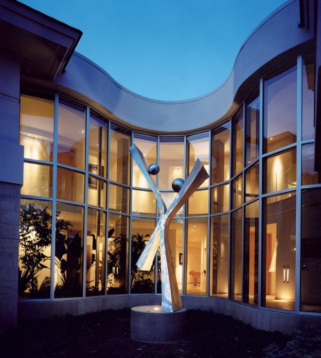 golv till tak glasrutor modernt hus metall skulptur