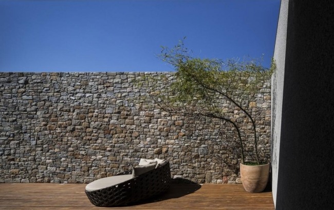 Passivhus Brasilien innergård solstol solskydd vägg natursten utseende