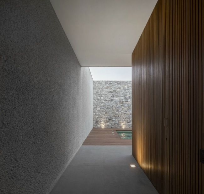 Trädäck med poolbelysning hall minimalistiskt hus Brasilien