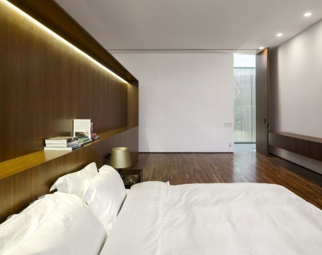 Designer sovrum sängkläder-vit vägg träpanel