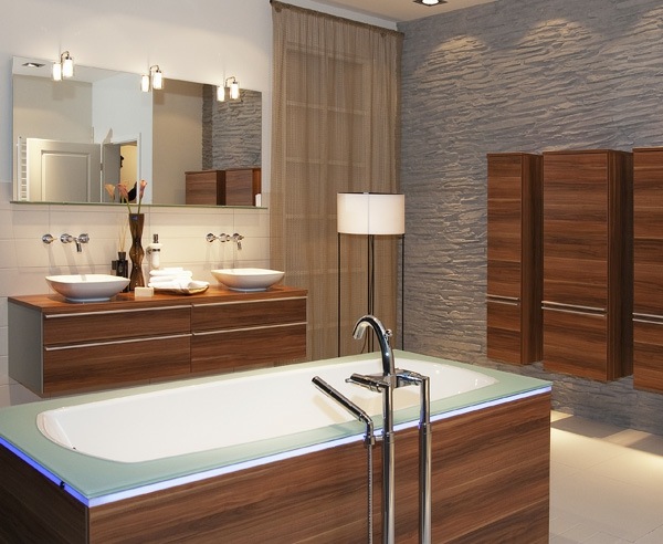 Modern badrumsdesign, fristående badkar, träutseende, naturstenmur