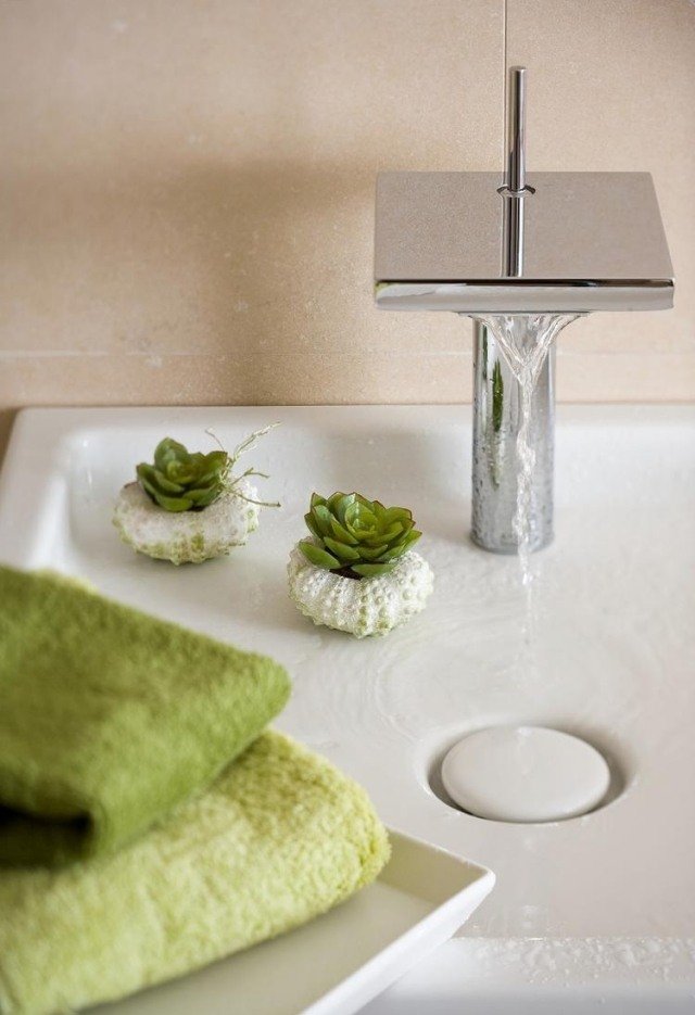 modern-badrum-keramik-handfat-stål-kran