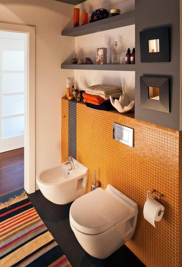 modern badrumsmöbler-idéer-orange-mosaik-kakel-grå-hyllor