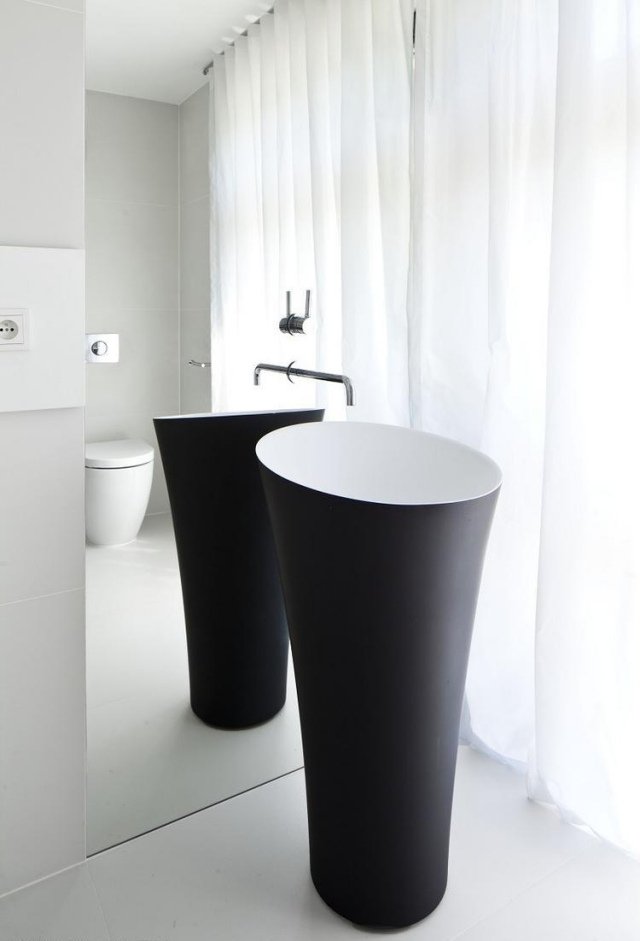 badrum-design-modern-pelare tvättställ-matt-svart-spegelvägg