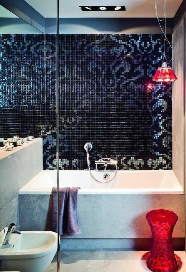 modernt-badrum-design-svart-silver-mosaik-badkar