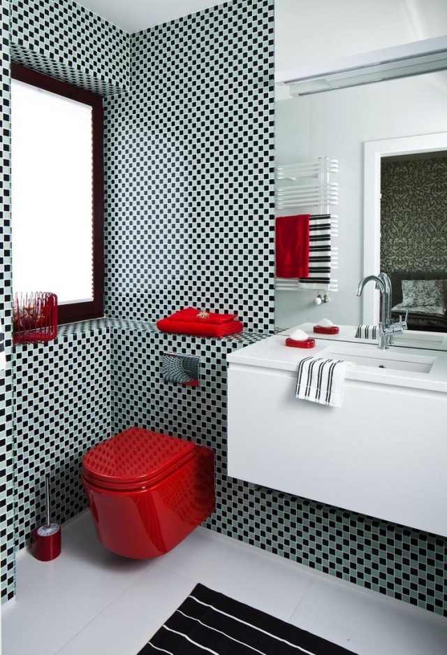 modern-badrum-inredning-röd-sanitär-uppsättning-svart-vit-mosaik